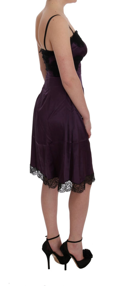 Robe en dentelle noire extensible en soie violette