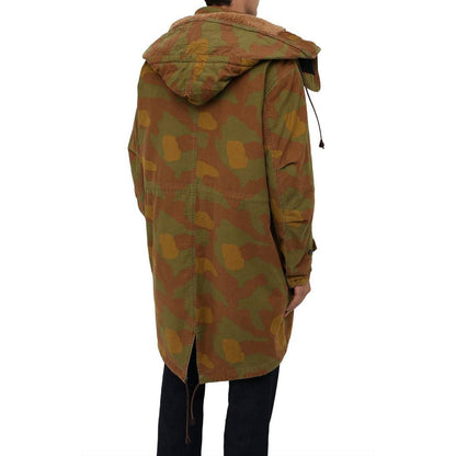 Parka mit Kapuze und Camouflage-Struktur und Lederdetails