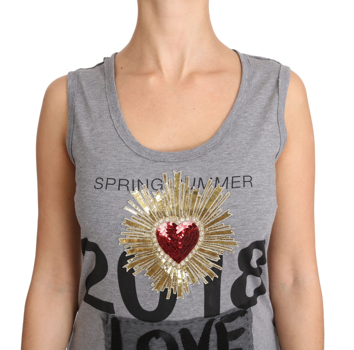 T-shirt con cuore in paillettes di cristallo con canotta grigia