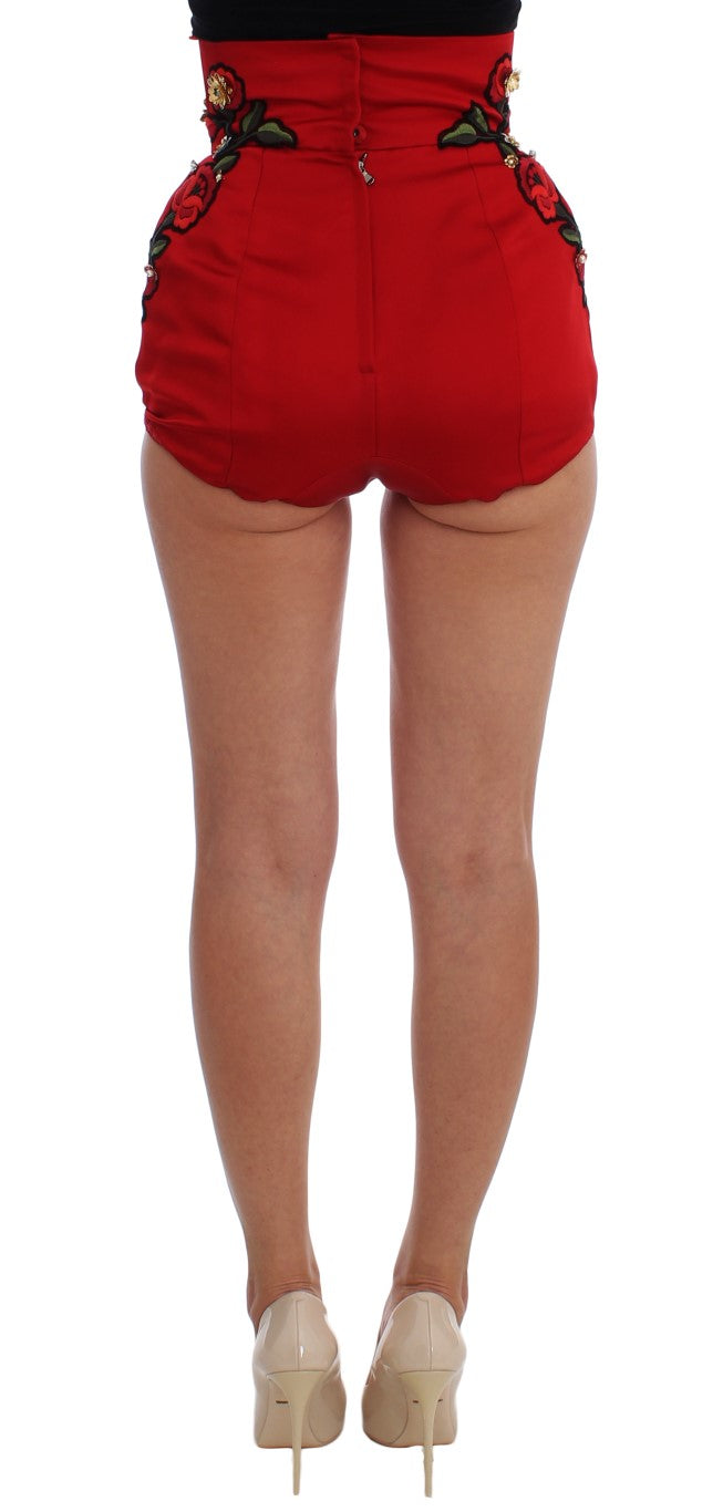 Shorts aus roter Seide mit Kristallrosen