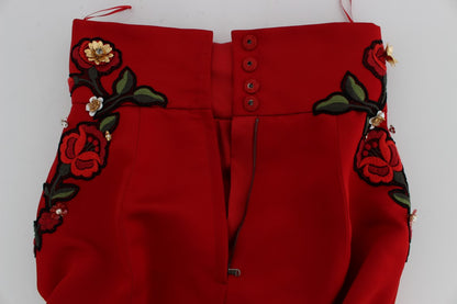 Shorts aus roter Seide mit Kristallrosen