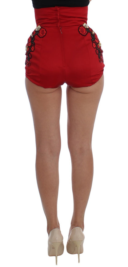 Shorts aus roter Seide mit Kristallrosen