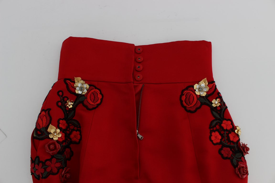 Shorts aus roter Seide mit Kristallrosen